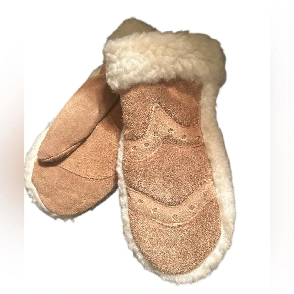 Genuine Leather Tan Shearling Mittens Fits Women’s size 6-7 Cold weather mittens